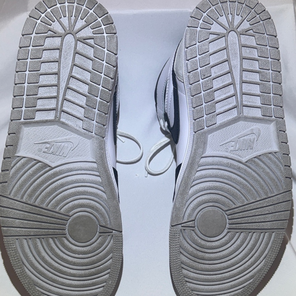 The Air Jordan 1 Retro High OG ‘Stage Haze’ Men's Sneakers - White & Black 9.5 - Picture 11 of 11